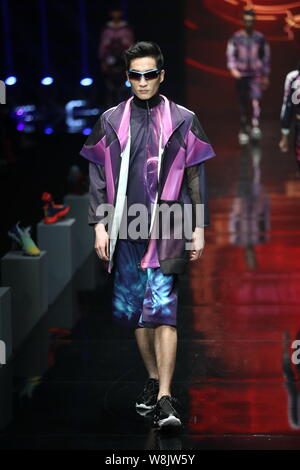 Ein Modell zeigt eine neue Schöpfung an der Qiaodan Cup 10 China Sportbekleidung Design Contest & Vereinbarung Erneuerung Zeremonie, während der China Fashion Week Sp Stockfoto