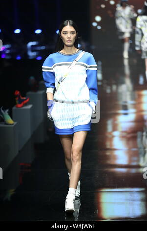 Ein Modell zeigt eine neue Schöpfung an der Qiaodan Cup 10 China Sportbekleidung Design Contest & Vereinbarung Erneuerung Zeremonie, während der China Fashion Week Sp Stockfoto