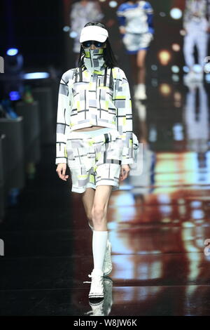 Ein Modell zeigt eine neue Schöpfung an der Qiaodan Cup 10 China Sportbekleidung Design Contest & Vereinbarung Erneuerung Zeremonie, während der China Fashion Week Sp Stockfoto