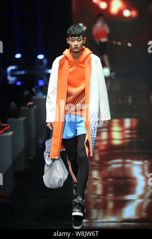 Ein Modell zeigt eine neue Schöpfung an der Qiaodan Cup 10 China Sportbekleidung Design Contest & Vereinbarung Erneuerung Zeremonie, während der China Fashion Week Sp Stockfoto