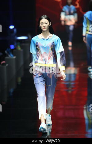 Ein Modell zeigt eine neue Schöpfung an der Qiaodan Cup 10 China Sportbekleidung Design Contest & Vereinbarung Erneuerung Zeremonie, während der China Fashion Week Sp Stockfoto