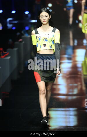 Ein Modell zeigt eine neue Schöpfung an der Qiaodan Cup 10 China Sportbekleidung Design Contest & Vereinbarung Erneuerung Zeremonie, während der China Fashion Week Sp Stockfoto