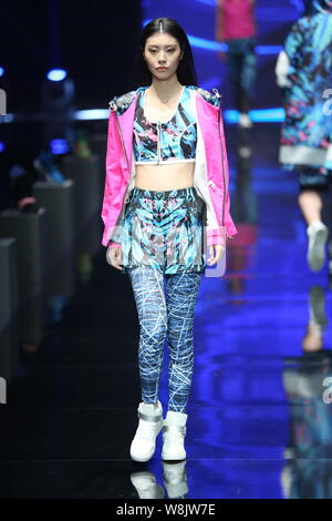 Ein Modell zeigt eine neue Schöpfung an der Qiaodan Cup 10 China Sportbekleidung Design Contest & Vereinbarung Erneuerung Zeremonie, während der China Fashion Week Sp Stockfoto