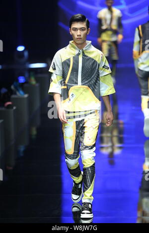 Ein Modell zeigt eine neue Schöpfung an der Qiaodan Cup 10 China Sportbekleidung Design Contest & Vereinbarung Erneuerung Zeremonie, während der China Fashion Week Sp Stockfoto
