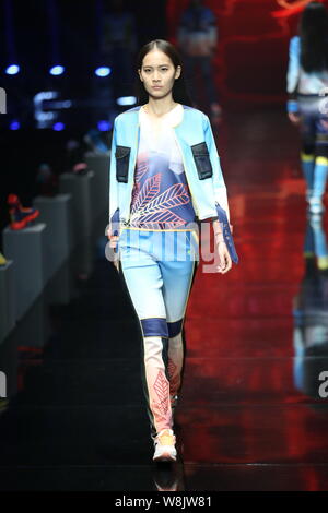 Ein Modell zeigt eine neue Schöpfung an der Qiaodan Cup 10 China Sportbekleidung Design Contest & Vereinbarung Erneuerung Zeremonie, während der China Fashion Week Sp Stockfoto