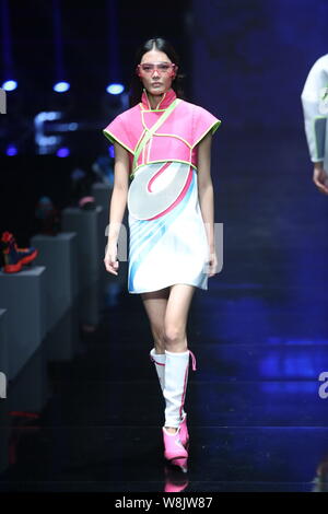 Ein Modell zeigt eine neue Schöpfung an der Qiaodan Cup 10 China Sportbekleidung Design Contest & Vereinbarung Erneuerung Zeremonie, während der China Fashion Week Sp Stockfoto