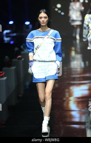 Ein Modell zeigt eine neue Schöpfung an der Qiaodan Cup 10 China Sportbekleidung Design Contest & Vereinbarung Erneuerung Zeremonie, während der China Fashion Week Sp Stockfoto
