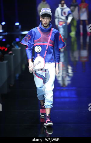 Ein Modell zeigt eine neue Schöpfung an der Qiaodan Cup 10 China Sportbekleidung Design Contest & Vereinbarung Erneuerung Zeremonie, während der China Fashion Week Sp Stockfoto