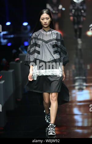Ein Modell zeigt eine neue Schöpfung an der Qiaodan Cup 10 China Sportbekleidung Design Contest & Vereinbarung Erneuerung Zeremonie, während der China Fashion Week Sp Stockfoto