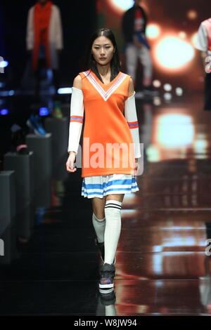 Ein Modell zeigt eine neue Schöpfung an der Qiaodan Cup 10 China Sportbekleidung Design Contest & Vereinbarung Erneuerung Zeremonie, während der China Fashion Week Sp Stockfoto