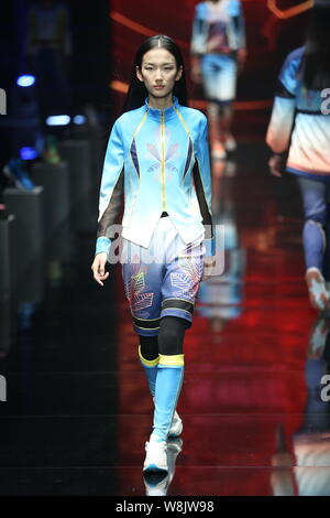 Ein Modell zeigt eine neue Schöpfung an der Qiaodan Cup 10 China Sportbekleidung Design Contest & Vereinbarung Erneuerung Zeremonie, während der China Fashion Week Sp Stockfoto