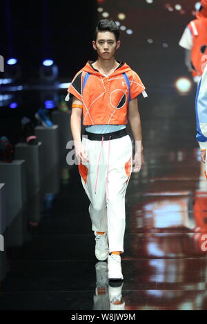 Ein Modell zeigt eine neue Schöpfung an der Qiaodan Cup 10 China Sportbekleidung Design Contest & Vereinbarung Erneuerung Zeremonie, während der China Fashion Week Sp Stockfoto