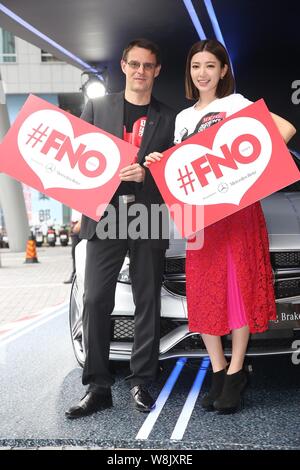 Sängerin und Schauspielerin Puff Kuo, rechts, der Taiwanese Girl Group Traum Mädchen eine Pressekonferenz für die Vogue Fashion's Night Out besucht (FNO) in Taipeh, Taiw Stockfoto