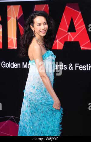 Hong Kong Sängerin Karen Mok Posen auf dem roten Teppich für die 26 Golden Melody Preisverleihung in Taipei, Taiwan, 27. Juni 2015. Stockfoto