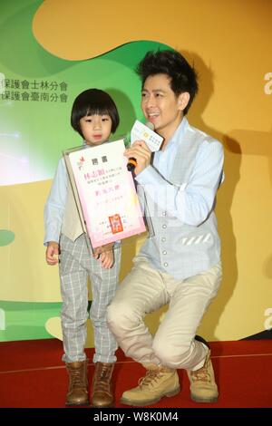 Taiwanesische Sängerin, Schauspielerin und Racer Jimmy Lin, rechts, und sein Sohn Kimi an einer Einführungsveranstaltung für die 70-Jahr-Feier der Taiwan After-Care ein Stockfoto