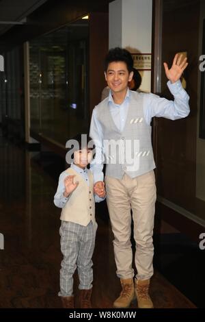 Taiwanesische Sängerin, Schauspielerin und Racer Jimmy Lin, rechts, und sein Sohn Kimi an einer Einführungsveranstaltung für die 70-Jahr-Feier der Taiwan After-Care ein Stockfoto