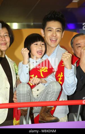 Taiwanesische Sängerin, Schauspielerin und Racer Jimmy Lin, Mitte, und sein Sohn Kimi, Front, stellen während einer Veranstaltung für die 70-Jahr-Feier der Taiwa Stockfoto