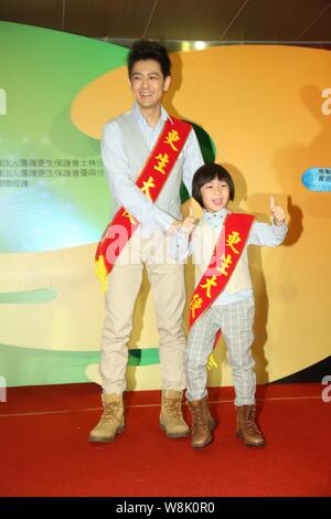 Taiwanesische Sängerin, Schauspielerin und Racer Jimmy Lin, Links, und sein Sohn Kimi an einer Einführungsveranstaltung für die 70-Jahr-Feier der Taiwan als After-Care Stockfoto