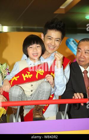 Taiwanesische Sängerin, Schauspielerin und Racer Jimmy Lin, Mitte, und sein Sohn Kimi, Front, stellen während einer Veranstaltung für die 70-Jahr-Feier der Taiwa Stockfoto