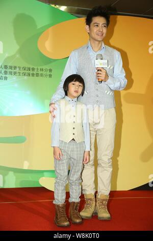Taiwanesische Sängerin, Schauspielerin und Racer Jimmy Lin, rechts, und sein Sohn Kimi an einer Einführungsveranstaltung für die 70-Jahr-Feier der Taiwan After-Care ein Stockfoto