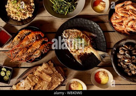 Asiatische Meeresfrüchte Abendessen. Verschiedene Gerichte mit Meeresfrüchten in Peranakan Stil vorbereitet. Stockfoto