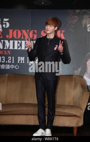 Koreanische Schauspieler Lee Jong-suk stellt auf einer Pressekonferenz für einen Fan treffen in Taipei, Taiwan, 21. März 2015. Stockfoto