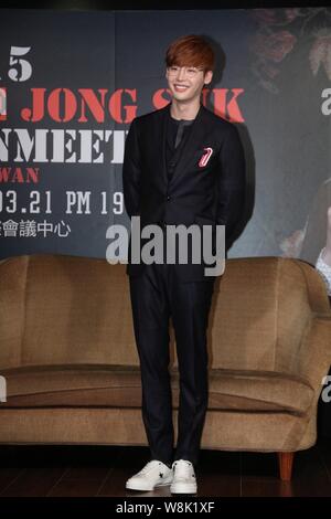 Koreanische Schauspieler Lee Jong-suk Lächeln auf einer Pressekonferenz für einen Fan treffen in Taipei, Taiwan, 21. März 2015. Stockfoto