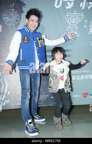 Taiwanesische Sängerin, Schauspielerin und Racer Jimmy Lin, Links, und sein Sohn Kimi darstellen, da sie für die Taipei Konzert des singapurischen Sänger JJ Lin's 'JJ Zeit ankommen Stockfoto
