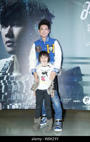 Taiwanesische Sängerin, Schauspielerin und Racer Jimmy Lin, zurück, und sein Sohn Kimi darstellen, da sie für die Taipei Konzert des singapurischen Sänger JJ Lin's 'JJ Zeit ankommen Stockfoto