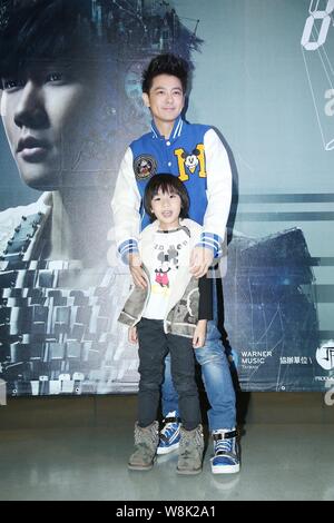 Taiwanesische Sängerin, Schauspielerin und Racer Jimmy Lin, zurück, und sein Sohn Kimi darstellen, da sie für die Taipei Konzert des singapurischen Sänger JJ Lin's 'JJ Zeit ankommen Stockfoto