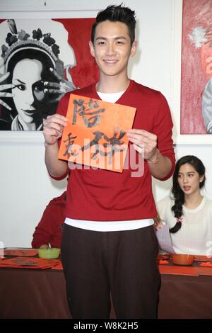 Taiwanesische Schauspieler Kai Ko stellt mit seiner Kalligraphie bei einer Veranstaltung der kommenden Chinesischen Neue Jahr in Taipei, Taiwan, 3. Februar 2015 zu feiern. Stockfoto