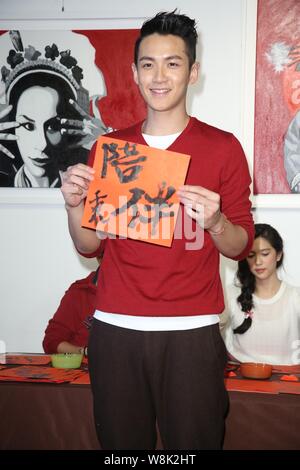 Taiwanesische Schauspieler Kai Ko stellt mit seiner Kalligraphie bei einer Veranstaltung der kommenden Chinesischen Neue Jahr in Taipei, Taiwan, 3. Februar 2015 zu feiern. Stockfoto