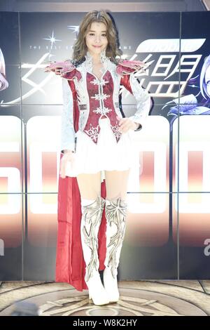 Sängerin und Schauspielerin Tia-Li der Taiwanese Girl Group Traum Mädchen wirft bei einer Werbeveranstaltung für online Spiel 'Göttin Alliance' während der Taipei 2015 I Stockfoto