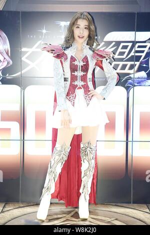 Sängerin und Schauspielerin Tia-Li der Taiwanese Girl Group Traum Mädchen wirft bei einer Werbeveranstaltung für online Spiel 'Göttin Alliance' während der Taipei 2015 I Stockfoto