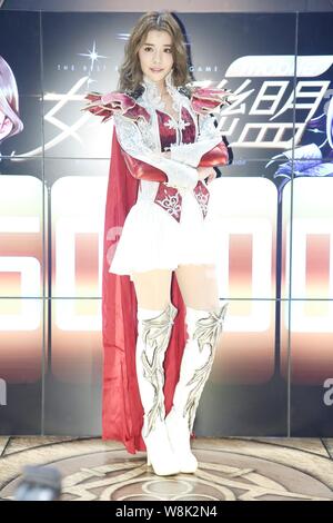 Sängerin und Schauspielerin Tia-Li der Taiwanese Girl Group Traum Mädchen wirft bei einer Werbeveranstaltung für online Spiel 'Göttin Alliance' während der Taipei 2015 I Stockfoto