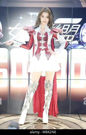 Sängerin und Schauspielerin Tia-Li der Taiwanese Girl Group Traum Mädchen wirft bei einer Werbeveranstaltung für online Spiel 'Göttin Alliance' während der Taipei 2015 I Stockfoto