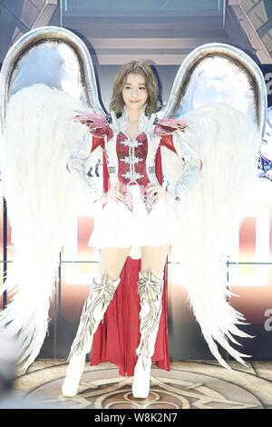Sängerin und Schauspielerin Tia-Li der Taiwanese Girl Group Traum Mädchen wirft bei einer Werbeveranstaltung für online Spiel 'Göttin Alliance' während der Taipei 2015 I Stockfoto