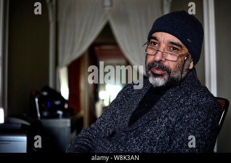 Porträt einer reifer Mann, ganz in Schwarz gekleidet. Stockfoto