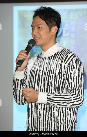 Hong Kong Schauspieler Wallace Chung spricht während seiner Fotoausstellung in Taipei, Taiwan, 5. Januar 2015. Stockfoto