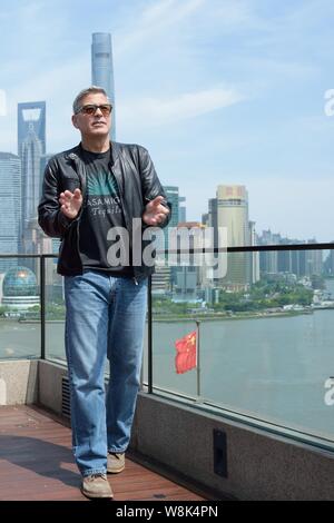 Amerikanischen Schauspieler George Clooney reagiert auf einer Pressekonferenz zu seinem neuen Film "tomorrowland" auf der Terrasse des The Peninsula Shanghai Hotel gegen die Stockfoto