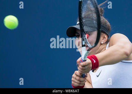 Toronto, Kanada. 9 Aug, 2019. Bianca Andreescu von Kanada liefert die Kugel gegen Karolina Pliskova Tschechien im Viertelfinale der Frauen singles am 2019 Rogers Schale in Toronto, Canada, Jan. 9, 2019. Credit: Zou Zheng/Xinhua/Alamy leben Nachrichten Stockfoto