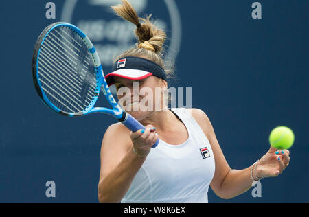 Toronto, Kanada. 9 Aug, 2019. Sofia Kenin der Vereinigten Staaten gibt die Kugel gegen Elina Svitolina der Ukraine im Viertelfinale der Frauen singles am 2019 Rogers Schale in Toronto, Canada, Jan. 9, 2019. Credit: Zou Zheng/Xinhua/Alamy leben Nachrichten Stockfoto