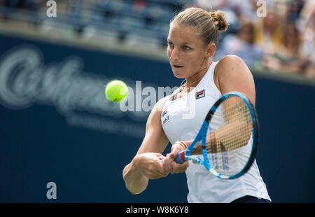 Toronto, Kanada. 9 Aug, 2019. Karolina Pliskova Tschechien gibt die Kugel gegen Bianca Andreescu von Kanada im Viertelfinale der Frauen singles am 2019 Rogers Schale in Toronto, Canada, Jan. 9, 2019. Credit: Zou Zheng/Xinhua/Alamy leben Nachrichten Stockfoto