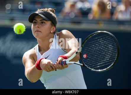 Toronto, Kanada. 9 Aug, 2019. Bianca Andreescu von Kanada liefert die Kugel gegen Karolina Pliskova Tschechien im Viertelfinale der Frauen singles am 2019 Rogers Schale in Toronto, Canada, Jan. 9, 2019. Credit: Zou Zheng/Xinhua/Alamy leben Nachrichten Stockfoto