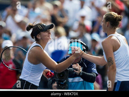 Toronto, Kanada. 9 Aug, 2019. Bianca Andreescu (L) von Kanada schüttelt Hände mit Karolina Pliskova der Tschechischen Republik nach dem Viertelfinale der Frauen singles am 2019 Rogers Schale in Toronto, Canada, Jan. 9, 2019. Credit: Zou Zheng/Xinhua/Alamy leben Nachrichten Stockfoto