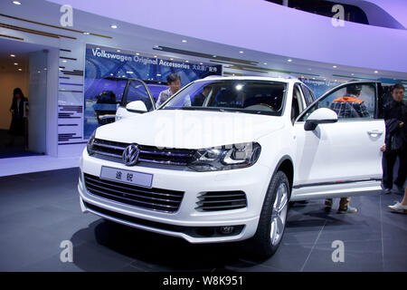 ---- Besucher ausprobieren oder an einem eingeführten Touareg SUV von Volkswagen auf Anzeige im 12. China (Guangzhou) Internationale Automobil Ausstellung Stockfoto