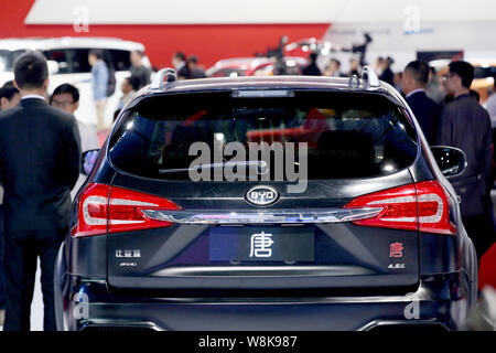 ---- Besucher Blick auf einen BYD Tang Plug-in-Hybrid-SUV auf dem Display während der 16. Internationalen Automobil- Ausstellung in Shanghai, auch bekannt als Stockfoto