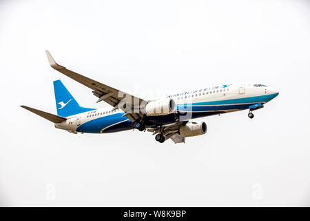 --FILE - eine Boeing 737-800 Passenger Jet von Xiamen Luft bereitet am Internationalen Flughafen in Xinzheng Zhengzhou Zhengzhou city zu landen, zentral China Stockfoto