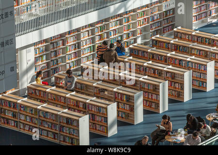 ---- Leute lesen Bücher in der Bibliothek in Tianjin Tianjin, China, 2. Januar 2015. Welttag des Buches oder World Book ist ein Ereignis, das am 23. April jedes Ja Stockfoto