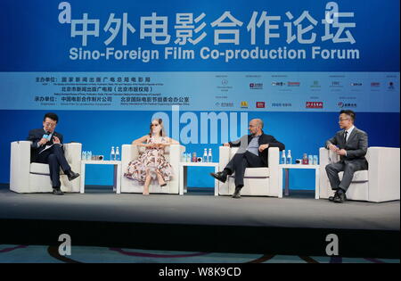 Die amerikanische Schauspielerin Natalie Portman, zweite Straße links, und der italienische Regisseur Giuseppe Tornatore, zweite rechts, die Sino-Foreign Film Co-Produktion teilnehmen Stockfoto